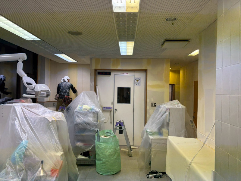 既存設備を養生した施工中の室内